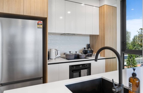 Surfers Paradise Apartamento | Brand New Japanese style Riverview 2 Bedroom with Free Parking/Pool/GYM