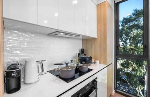 Surfers Paradise Apartamento | Brand New Japanese style Riverview 2 Bedroom with Free Parking/Pool/GYM