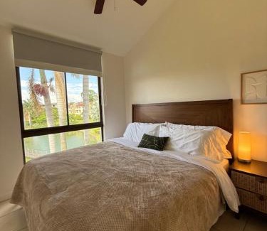 Santa Ana Apartamento | Brand New lake view Penthouse with office space