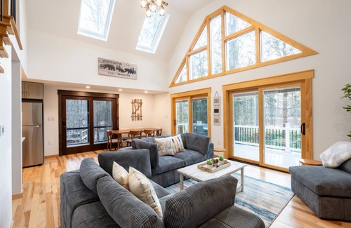 Locust Lake Village Cabina | Brand new Lakehouse short walk to lake