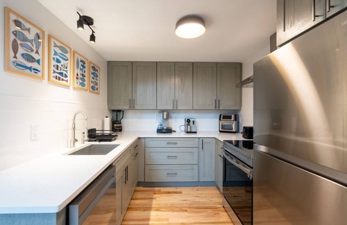 Locust Lake Village Cabina | Brand new Lakehouse short walk to lake