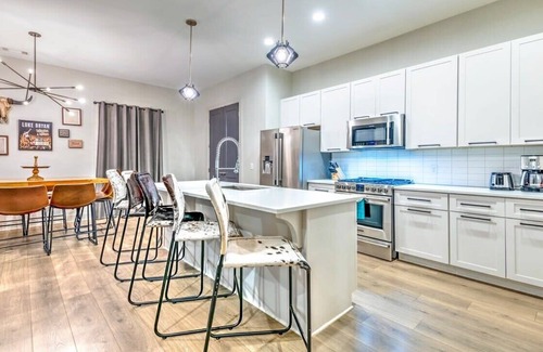 Berry Hill Casa | Brand New Large Luxury Home w Hot tub & Game Room!