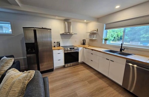 Okanagan-Similkameen Casa | Brand new, licensed suite at KVR trailhead