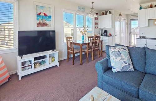 North Truro Condominio | BRAND NEW LISTING! 2BD Waterfront Condo--A/C, Balcony, Water Views & Amazing Sunsets, Direct Beach Access