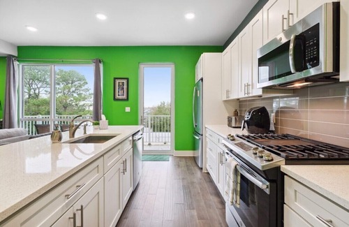Bywater Condominio | BRAND NEW LISTING The Green Suite-w/garage parking & near French Qtr