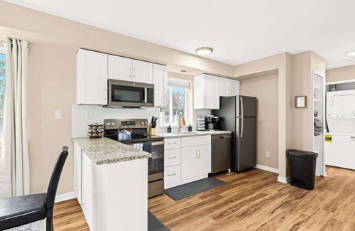 Roseville Apartamento | Brand New! Lower Flat 1BR Near Downtown, Roseville