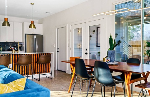 Govalle Casa | Brand new Luxe Modern Retreat in East Austin | Google Fiber | Patio | Fire pit