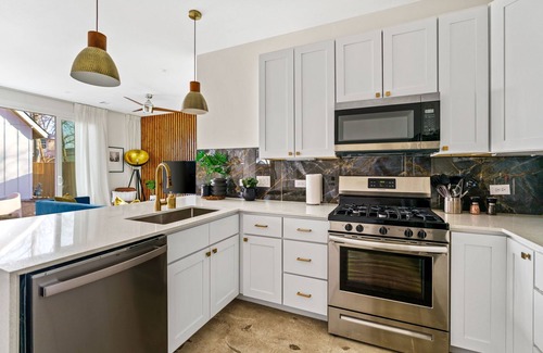 Govalle Casa | Brand new Luxe Modern Retreat in East Austin | Google Fiber | Patio | Fire pit
