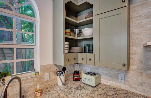 Victoria Park Casa | Brand New Luxury Vacation Home with heated POOL, walk to Las Olas & Beach