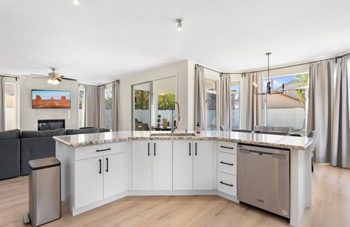 Chandler Casa | BRAND NEW, Luxurious 6-Bedroom Retreat w/ Heated Pool. SLEEPS 18