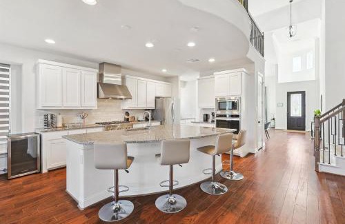 Irving Casa | Brand New Luxury 6BD 5BA Grand Vacation Home