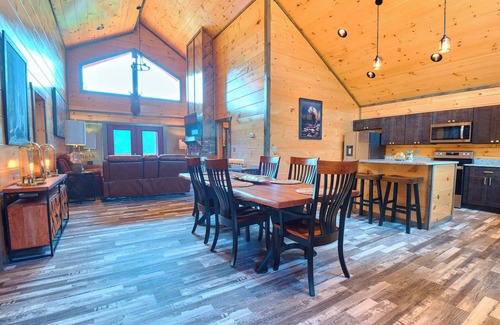 Sevierville Cabina | Brand New Luxury Cabin/Hot tub/Game Rm/Pool table