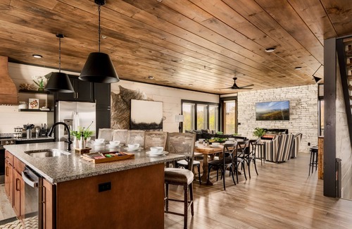Sevierville Cabina | Brand New Luxury Cabin | Water Park, Pool, Theater, Arcade & Hot Tub - $500 OFF!