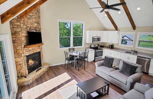 Townsend Casa | Brand new luxury home with a magnificent view , and luxurious hot-tub