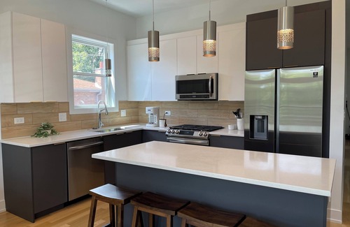 Jefferson Park Condominio | Brand new luxury space + roof deck in enchanting Chicago, with hi-speed WiFi.