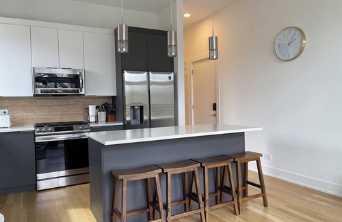 Jefferson Park Condominio | Brand new luxury space + roof deck in enchanting Chicago, with hi-speed WiFi.