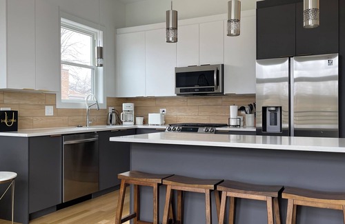 Jefferson Park Condominio | Brand new luxury space + roof deck in enchanting Chicago, with hi-speed WiFi.