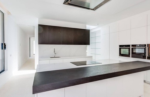 Sotogrande Casa | Villa de arquitectura minimalista a estrenar. Increíbles vistas del bosque
