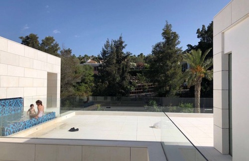 Sotogrande Casa | Villa de arquitectura minimalista a estrenar. Increíbles vistas del bosque