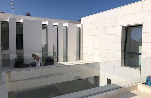 Sotogrande Casa | Villa de arquitectura minimalista a estrenar. Increíbles vistas del bosque