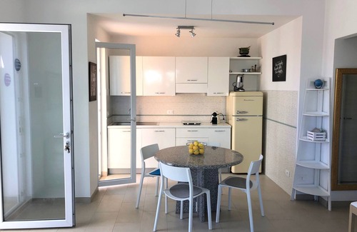 Ostuni Casa | Nueva y moderna casa de vacaciones mediterránea junto al mar con terraza en la azotea u. vistas al mar