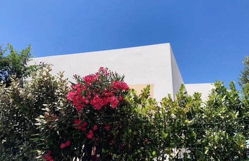 Ostuni Casa | Nueva y moderna casa de vacaciones mediterránea junto al mar con terraza en la azotea u. vistas al mar