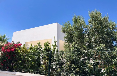 Ostuni Casa | Nueva y moderna casa de vacaciones mediterránea junto al mar con terraza en la azotea u. vistas al mar