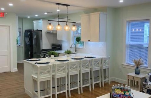St. Marks Apartamento | BRAND NEW MODERN 3BDS, 2 BATHS. SLEEP 9 PEOPLE. MINUTES AWAY FROM BOSTON.