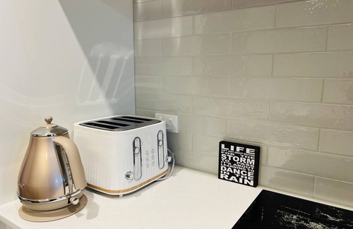 Avondale Casa | Brand New Modern Cozy Home at Central Location| Family Friendly with Netflix