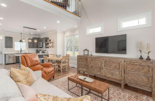 Travelers Rest Casa | Brand New Modern House - Walk to Main Street