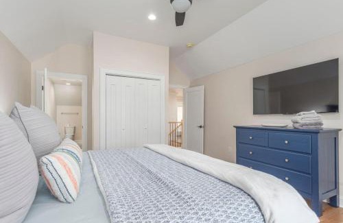 Travelers Rest Casa | Brand New Modern House - Walk to Main Street