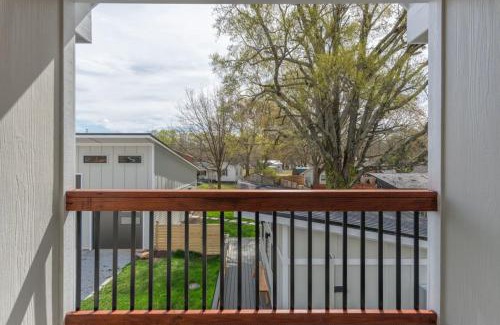 Travelers Rest Casa | Brand New Modern House - Walk to Main Street