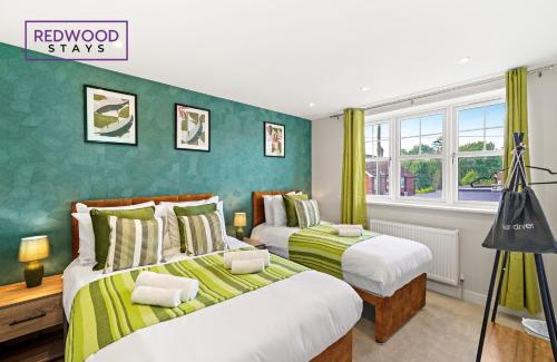 Rushmoor District Casa | Brand New Modern Houses For Contractors & Families with Free Parking, Free WiFi & Netflix By Redwood Stays