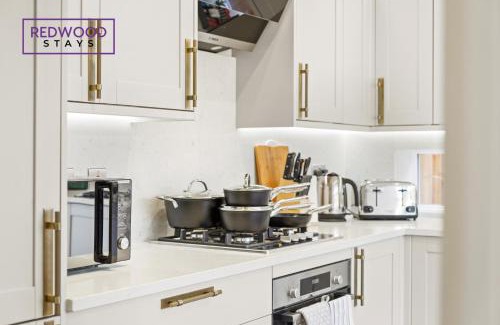 Rushmoor District Casa | Brand New Modern Houses For Contractors & Families with Free Parking, Free WiFi & Netflix By Redwood Stays