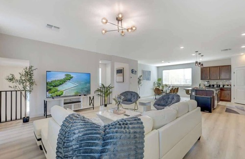 Spring Valley Casa | Brand New Modern & Luxe 5BR House Minutes to Strip