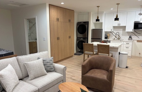 Malibu Canyon Apartamento | Brand new modern studio in pleasant and quiet Calabasas.