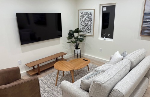 Malibu Canyon Apartamento | Brand new modern studio in pleasant and quiet Calabasas.