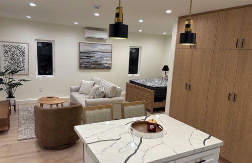 Malibu Canyon Apartamento | Brand new modern studio in pleasant and quiet Calabasas.
