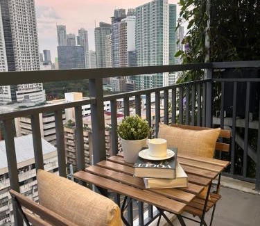 Pio del Pilar Apartamento | Brand-New Modern Suites with City View in Makati CBD
