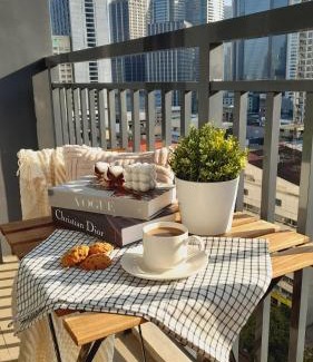Pio del Pilar Apartamento | Brand-New Modern Suites with City View in Makati CBD