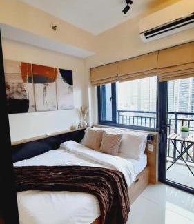 Pio del Pilar Apartamento | Brand-New Modern Suites with City View in Makati CBD