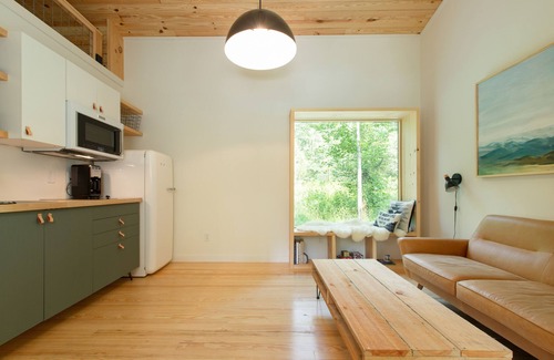 Kenilworth Cabina | Brand new Scandi cabin, hot tub, fireplace, hiking! By Modcabins