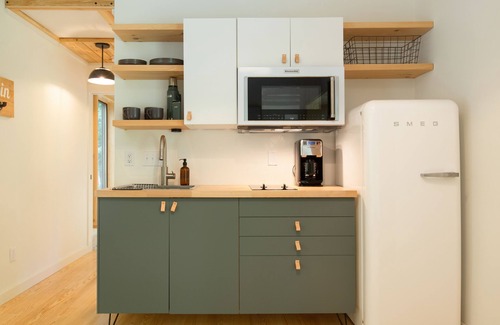 Kenilworth Cabina | Brand new Scandi cabin, hot tub, fireplace, hiking! By Modcabins