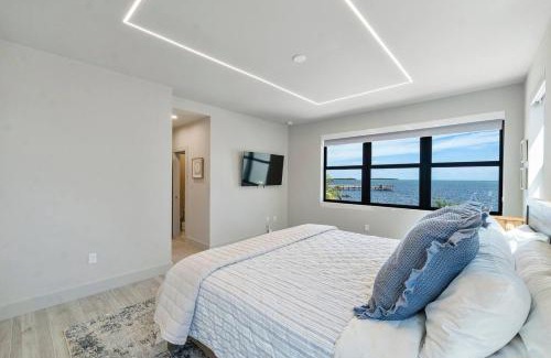 Monroe County Casa | Brand New Oceanside Paradise Waterfront with Pool and Hot Tub