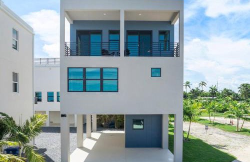 Monroe County Casa | Brand New Oceanside Paradise Waterfront with Pool and Hot Tub