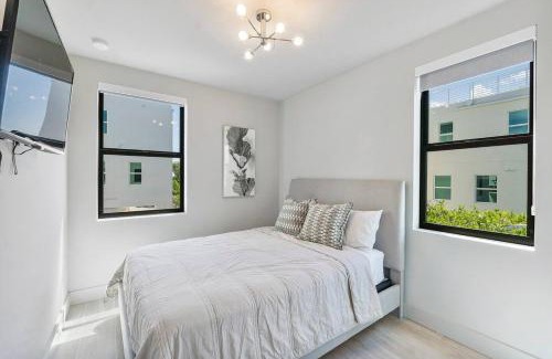 Monroe County Casa | Brand New Oceanside Paradise Waterfront with Pool and Hot Tub