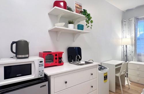 Queens Apartamento | Brand New! Parking! Laundry/Kitchenette! Main St!