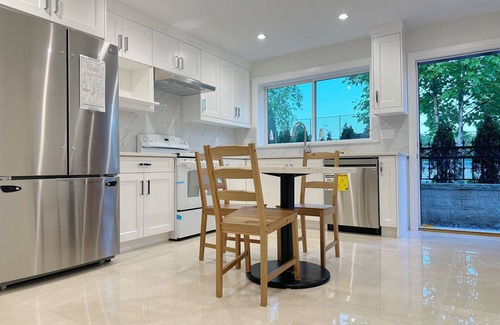 Kitsilano Casa | Brand new, peaceful first floor room for staying