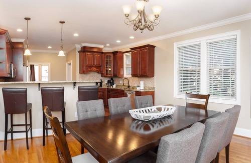 Asheville Casa | Brand New Pool and Hot Tub! Premium Wifi! Luxurious Home in Asheville. Bathrooms en-suite!