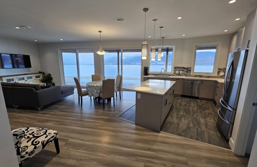 Okanagan-Similkameen Cama Y Desayuno | Brand new property! Spacious! Big patio! Surrounded by vineyards! 180⁰ lake view